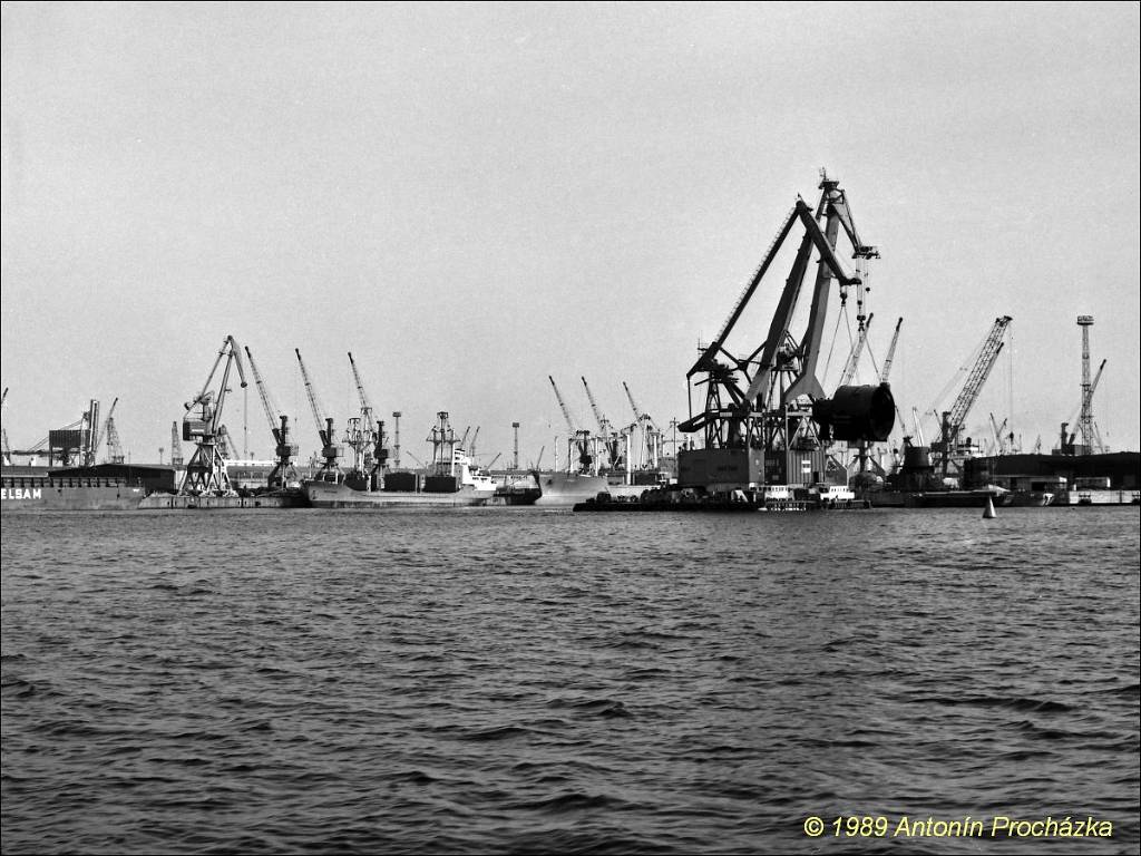 042_NDR_Rostok_042u.jpg - NDR 17.-25.8.1989 - Rostok, lodí po nákladních přístavech Rostoku. Přístav Rostock je největším německým baltským přístavem.