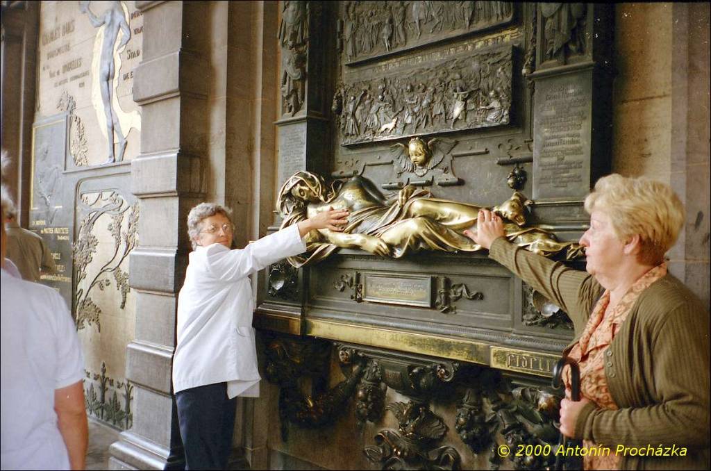 010_GB1_0022u_gpsu.jpg - 19.8.2000 - Belgie - Brusel. Socha pána jménem Everard t'Serclaes na smrtelné posteli. Everard t'Serclaes byl zavražděn při obraně Bruselu (14. stol.). Sochu vytvořil Jules Dillens a byla odhalena v r. 1905. Památka je velmi populární. Legenda říká, že pokud se socha pohladí rukou, tak se splní vaše přání.
