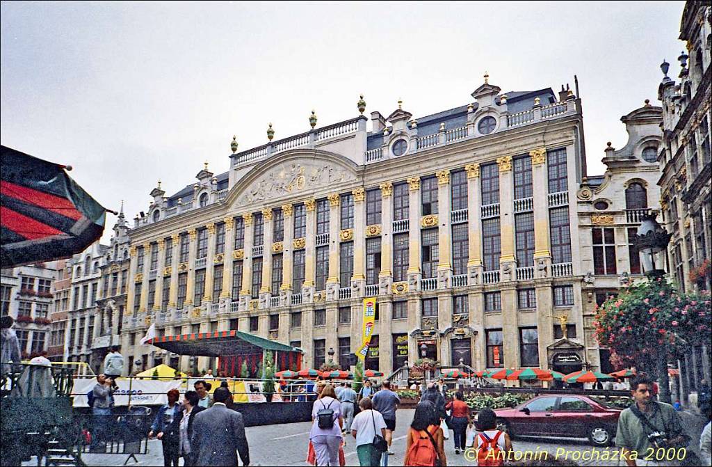 011_GB2_0007w.jpg - 19.8.2000 – Belgie - Brusel. Na východní straně Grand-Place se nachází Maison des Ducs de Brabant – Dům vévodů z Brabantu. Dům vděčí za svůj název 19 bustám brabantských vévodů a dalších panovníků této země, které zdobí jeho fasádu. Za fasádou je skupina sedmi domů v „klasicistním barokním stylu“.
