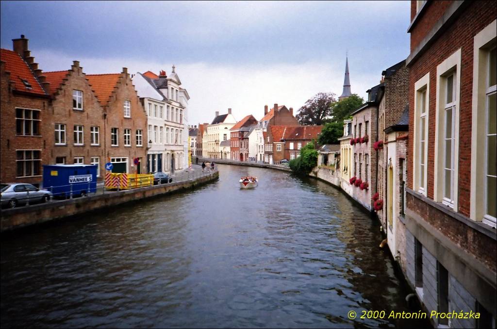 014_GB2_0019u.jpg - 19.8.2000 - Belgie - Bruggy - kanály (grachty), na nichž se pořádají vyhlídkové plavby.