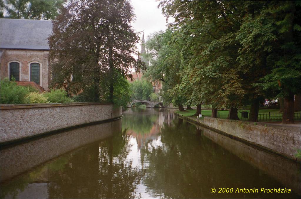 015_GB1_0031u.jpg - 19.8.2000 - Belgie - Bruggy - kanály (grachty), na nichž se pořádají vyhlídkové plavby.