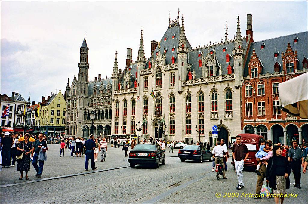 017_GB1_0025u_gpsu.jpg - 19.8.2000 - Belgie - Bruggy - náměstí Velké tržiště (Grote Markt). Budova s věžičkami je sídlo správy provincie.