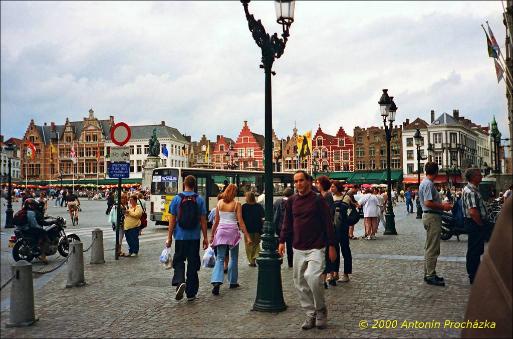 018_GB1_0026u_gps.jpg - 19.8.2000 - Belgie - Bruggy - Grote Markt - štítové domy.
