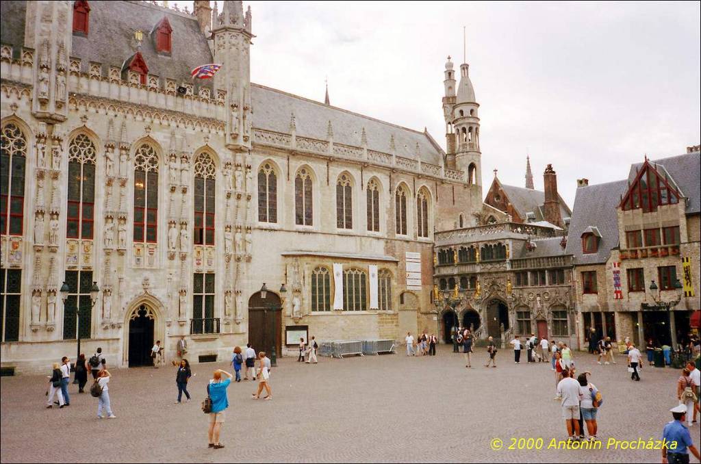022_GB1_0027u_gpsu.jpg - 19.8.2000 - Belgie - Bruggy. Na pravé straně je dvoupodlažní kaple. Dole je románská kaple z 12. století, nahoře pozdně gotická z 15. století - kaple sv. Krve. Jsou zde dvě kapky Kristovy krve.