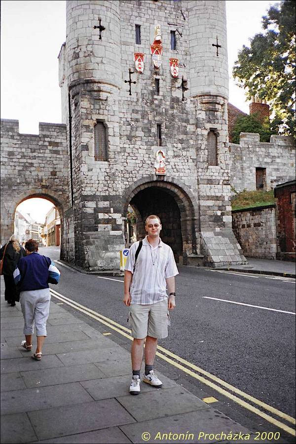 024_GB1_0033w_gps.jpg - 20.8.2000 Anglie - York. Micklegate Bar, jižní vstup do Yorku. Vedle brány se nachází schodiště, které vede na slavné yorské městské hradby.