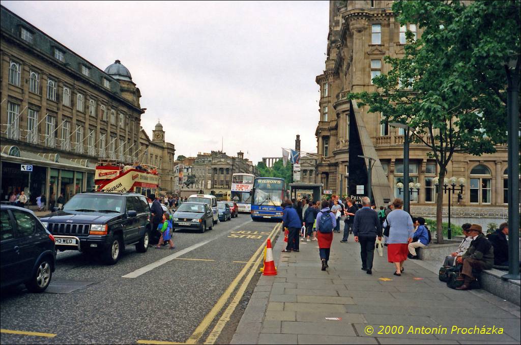 033_GB3_0007u_gps.jpg - 20.8.2000 - Spojené království - Skotsko. Edinburgh, hlavní město Skotska. Princes Street. Město je považováno za jedno z nejkrásněji položených měst světa. Athény severu.