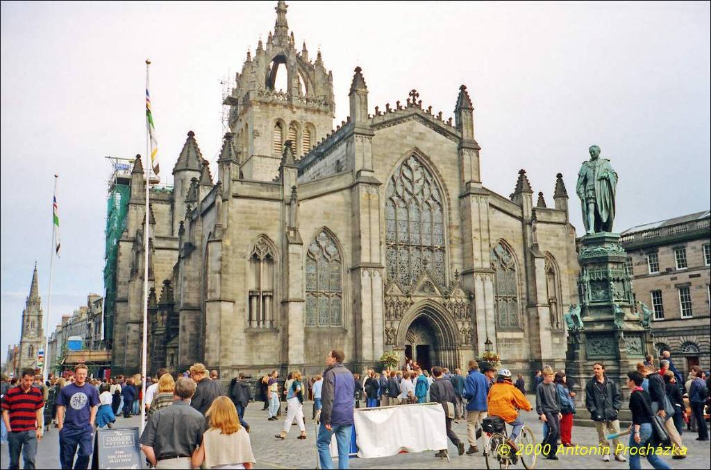 034_GB3_0008u_gpsu.jpg - 20.8.2000 - Spojené království - Skotsko. Edinburgh - St Giles' Cathedral na ulici High Street.