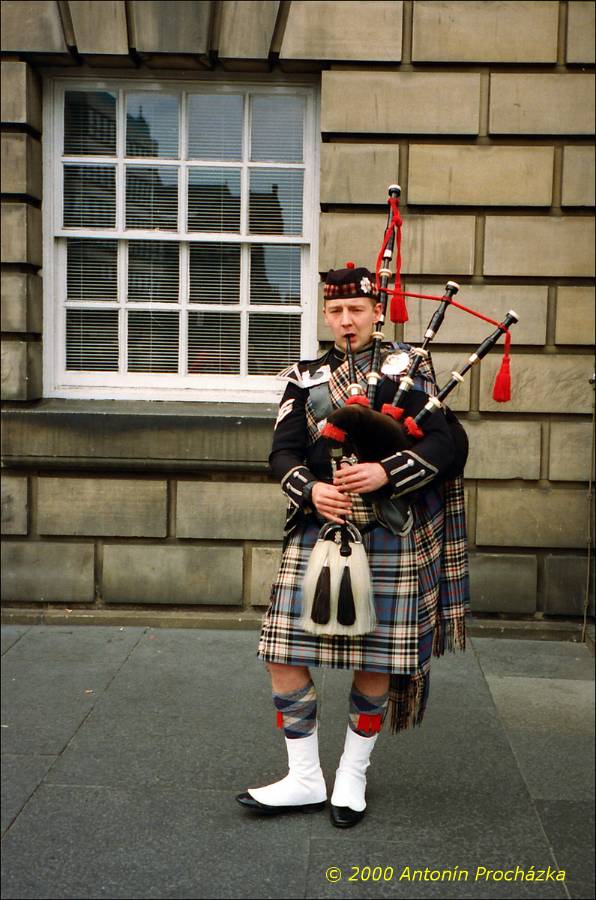036_GB3_0009u.jpg - 20.8.2000 - Spojené království - Skotsko. Edinburgh. Skotský dudák.