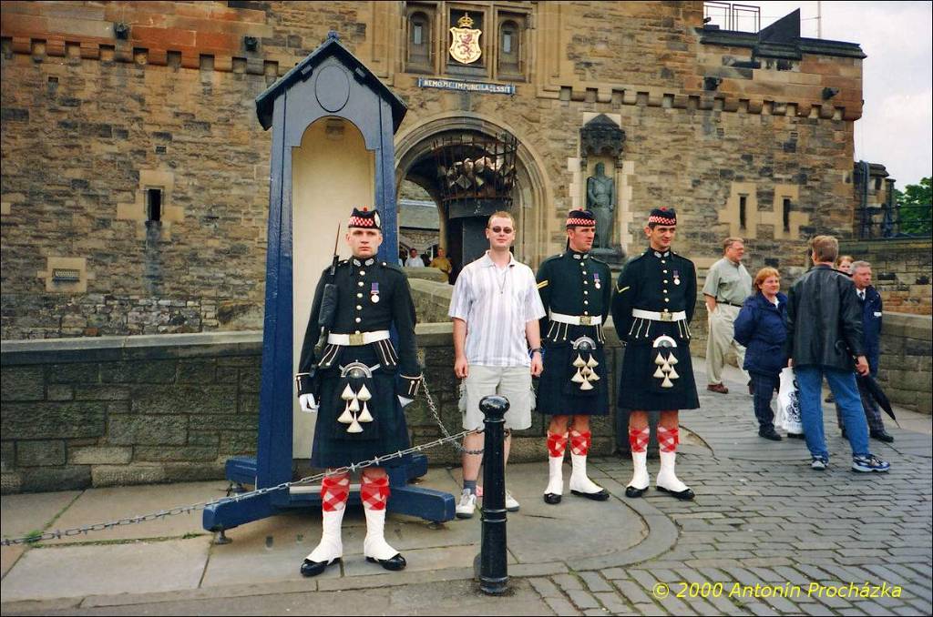 037_GB3_0011u_gpsu.jpg - 20.8.2000 - Spojené království - Skotsko. Edinburgh - na hradě.