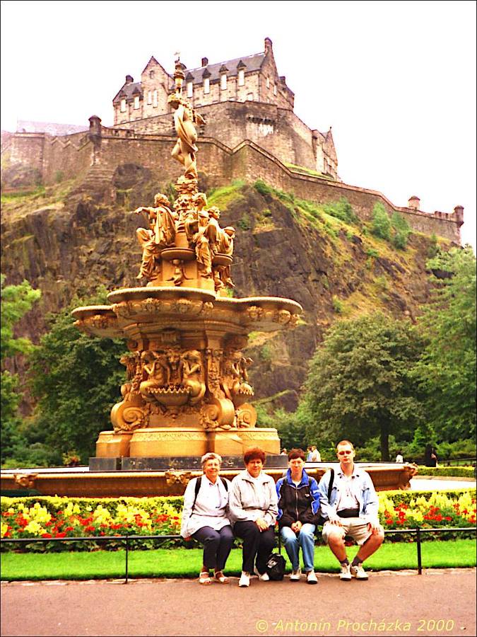 039_GB3_0015w.jpg - 20.8.2000 - Spojené království - Skotsko. Edinburgh. Rossova fontána (Ross Fountain) je litinová konstrukce v zahradách West Princes Street. Byla vyrobena ve slévárně železa v Sommevoire ve Francii. Byla vystavena v Londýně na Velké výstavě v roce 1862. Po výstavě ji koupil puškař Daniel Ross a následně daroval městu Edinburgh. Byla instalována v roce 1872.