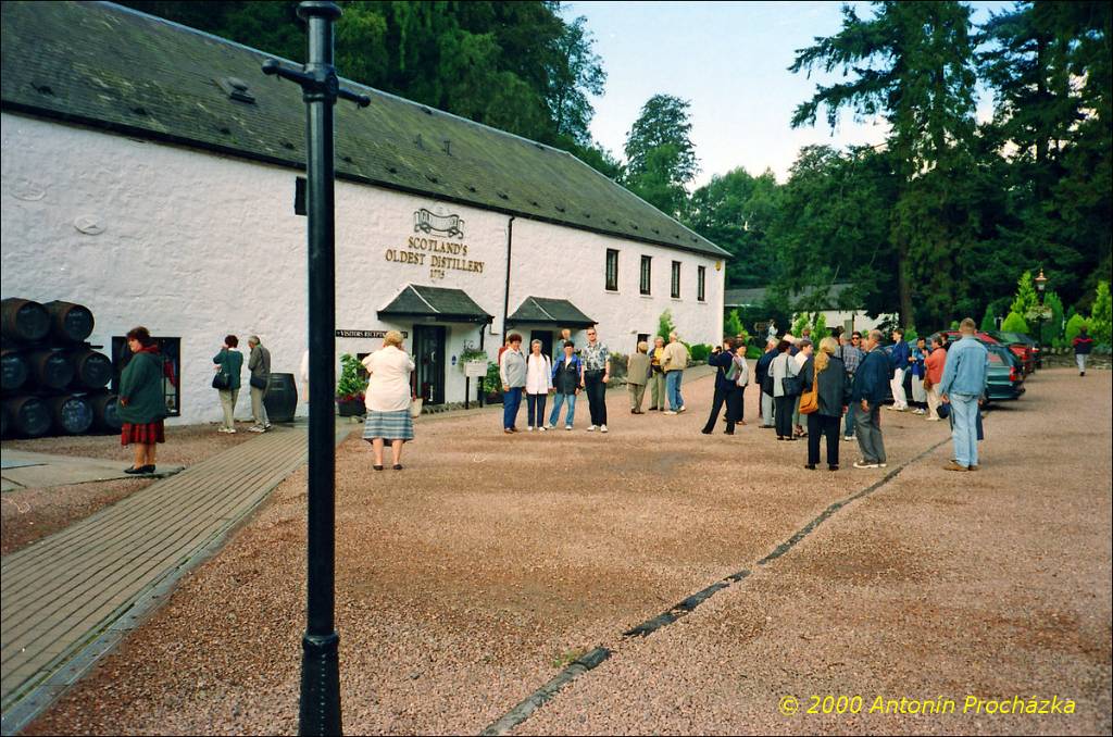 040_GB3_0017u_gps.jpg - 21.8.2000 - Spojené království - Skotsko. Glenturret destillery - Blízko města Crief, asi jednu hodinu od Edinburghu. Nejstarší destilerie ve Skotsku. Druhá nejmenší s produkcí 200 000 litrů whisky ročně.