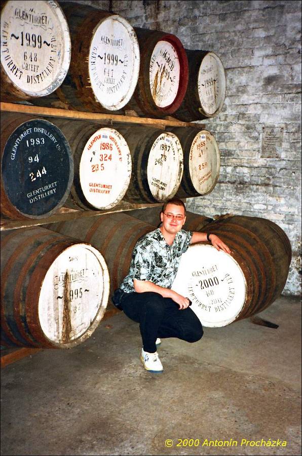 043_GB3_0019u_gpsu.jpg - 21.8.2000 - Spojené království - Skotsko. Glenturret destillery - Blízko města Crief, asi jednu hodinu od Edinburghu. Nejstarší destilerie ve Skotsku. Druhá nejmenší s produkcí 200 000 litrů whisky ročně.