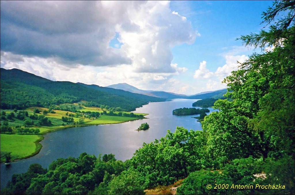 046_GB7_0003u_gpsu.jpg - 21.8.2000 - Spojené království - Skotsko. Loch Tummel - Queen's View - nejvíce fotografovaný pohled ve Skotsku. Nachází se asi 6 mil západně od města Pitlochry.