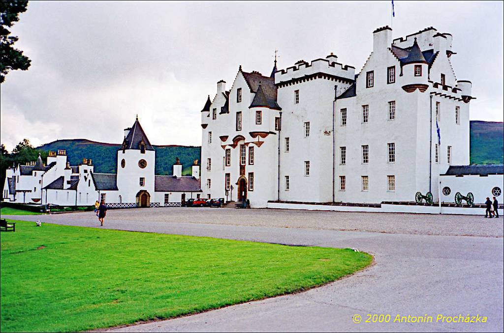 048_GB3_0033u_gpsu.jpg - 21.8.2000 - Spojené království - Skotsko. Blair Castle - jeden z nejvýznamnějších hradů ve Skotsku. Vévoda, který má přízvisko Vévoda z Atholu, může mít svoji armádu.