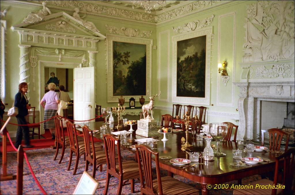 049_GB3_0028u_gps.jpg - 21.8.2000 - Spojené království - Skotsko. Blair Castle - na prohlídku je přístupných 32 pokojů. Je to taková retrospektiva jak asi žila šlechta od 15. století.