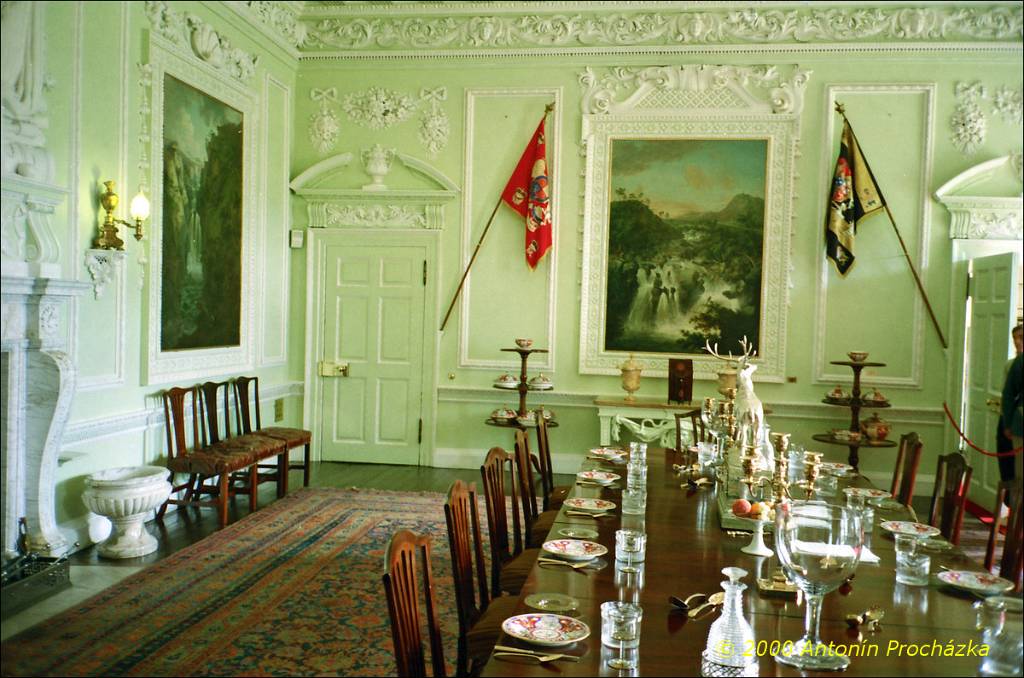 050_GB3_0029u_gps.jpg - 21.8.2000 - Spojené království - Skotsko. Blair Castle - na prohlídku je přístupných 32 pokojů. Je to taková retrospektiva jak asi žila šlechta od 15. století.