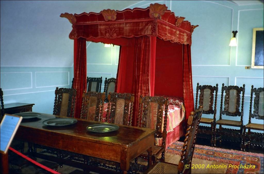 051_GB3_0027u_gps.jpg - 21.8.2000 - Spojené království - Skotsko. Blair Castle - na prohlídku je přístupných 32 pokojů. Je to taková retrospektiva jak asi žila šlechta od 15. století.