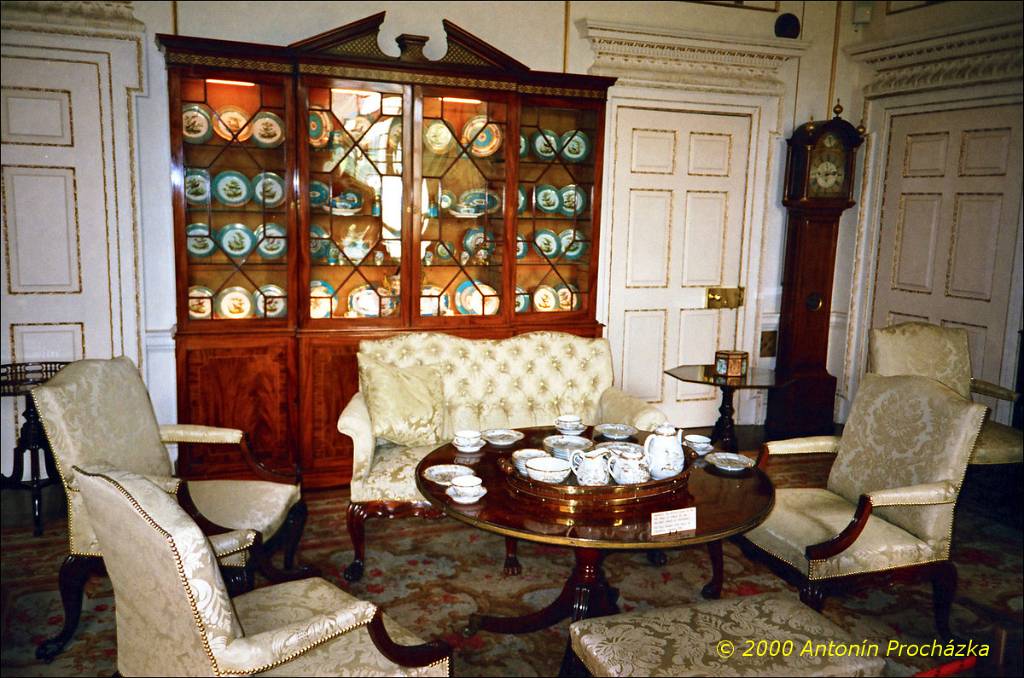 052_GB7_0006u_gps.jpg - 21.8.2000 - Spojené království - Skotsko. Blair Castle - na prohlídku je přístupných 32 pokojů. Je to taková retrospektiva jak asi žila šlechta od 15. století.