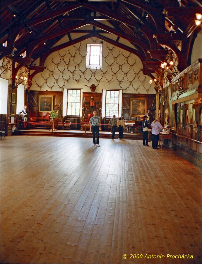 056_GB3_0032u_gps.jpg - 21.8.2000 - Spojené království - Skotsko. Blair Castle - sál, který se stále používá ke společenským akcím.