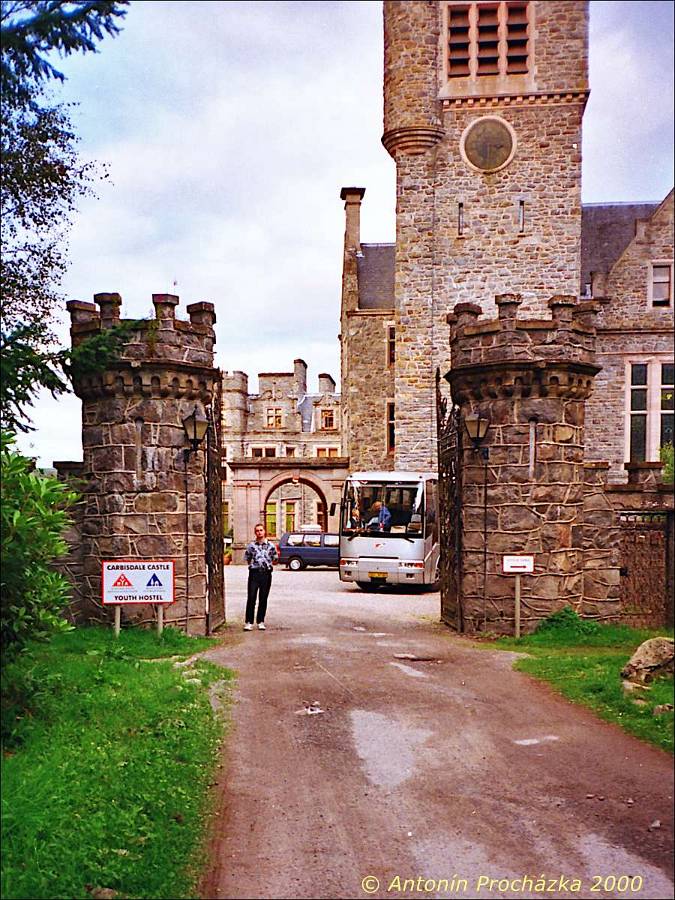 059_GB3_0035w.jpg - 21.8.2000 - Spojené království - Skotsko. Carbisdale Castle. Hostel je 45 min od Inverness. Norský obchodník, který hrad držel do r. 1950, nechtěl aby se z něho stal x hvězdičkový hotel. Proto hrad daroval mládežnické organizaci, aby sloužil všem.