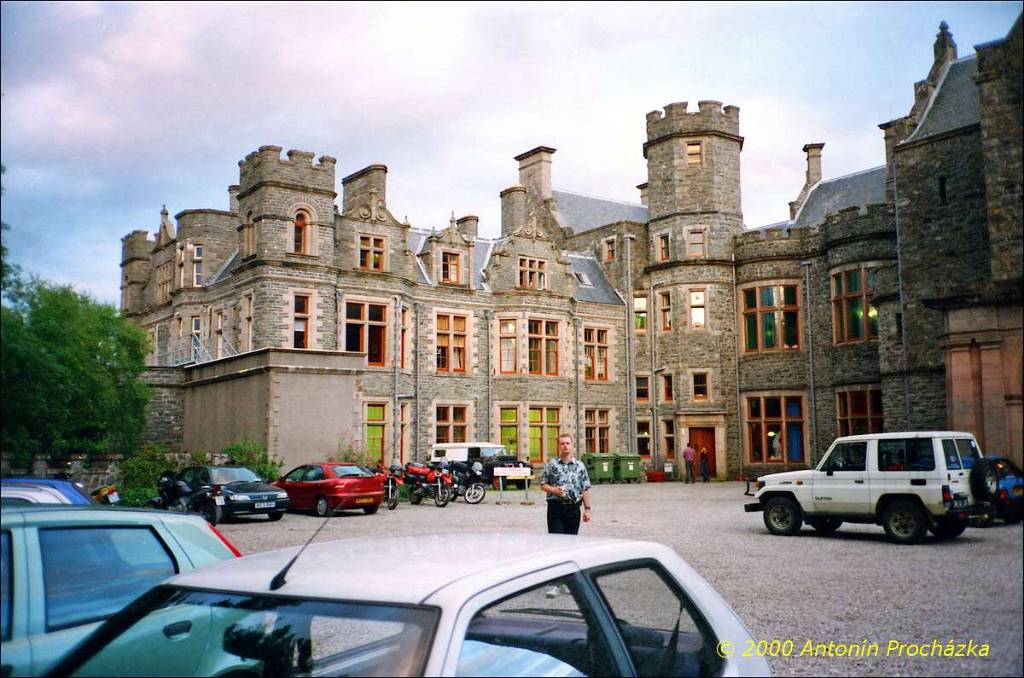 060_GB4_0001u_gpsu.jpg - 21.8.2000 - Spojené království - Skotsko. Carbisdale Castle. Hostel je 45 min od Inverness. Norský obchodník, který hrad držel do r. 1950, nechtěl aby se z něho stal x hvězdičkový hotel. Proto hrad daroval mládežnické organizaci, aby sloužil všem.