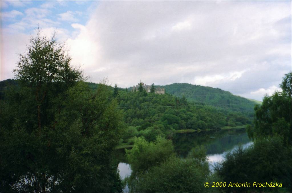 065_GB4_0009u.jpg - 22.8.2000 - Spojené království - Skotsko.  Poslední pohled na Carbisdale Castle.