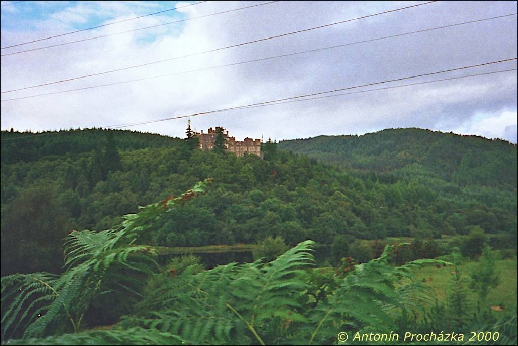 066_GB7_0012w.jpg - 22.8.2000 - Spojené království - Skotsko. Poslední pohled na Carbisdale Castle.