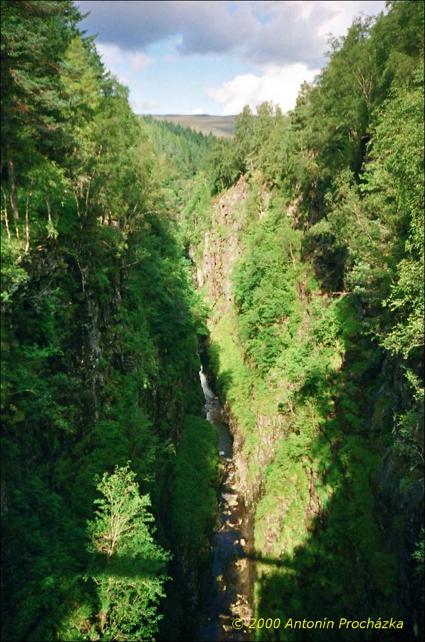 069_GB7_0020u_gps.jpg - 22.8.2000 - Spojené království - Skotsko. Škaredé vodopády - Corrieshalloch Gorge the Falls of Measach.