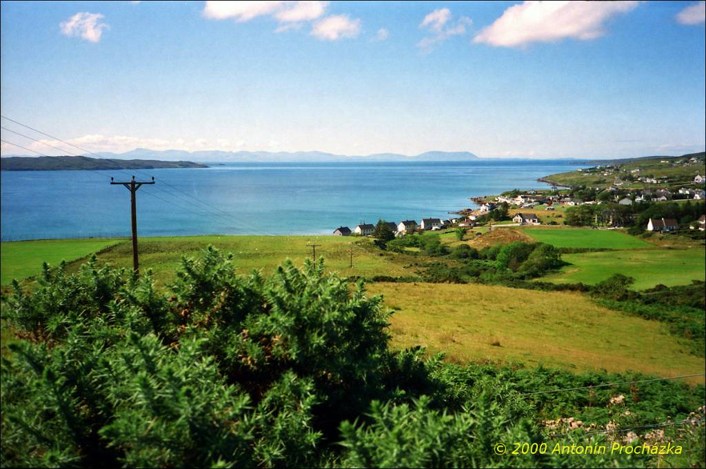 070_GB4_0011au.jpg - 22.8.2000 - Spojené království - Skotsko. Pohled přes zátoku na ostrov Skye, který je v oparu.