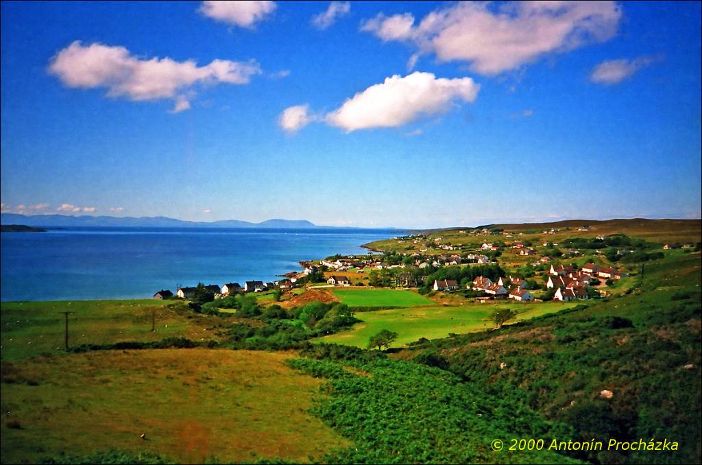 071_GB7_0025u.jpg - 22.8.2000 - Spojené království - Skotsko. Pohled přes zátoku na ostrov Skye, který je v oparu.