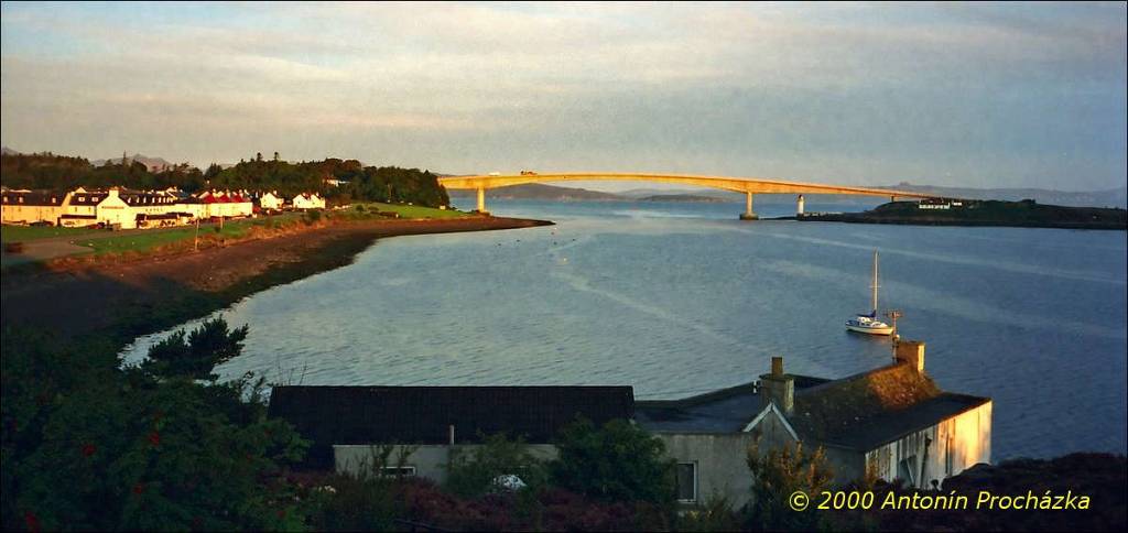 074_GB4_0015ua_gpsu.jpg - 22.8.2000 - Spojené království - Skotsko. Kyleakin - Most přes zátoku Lochalsh na ostrov Skye. Za přejezd mostu se platí poplatek. BUS - 41,20, auto - 5,70 liber.