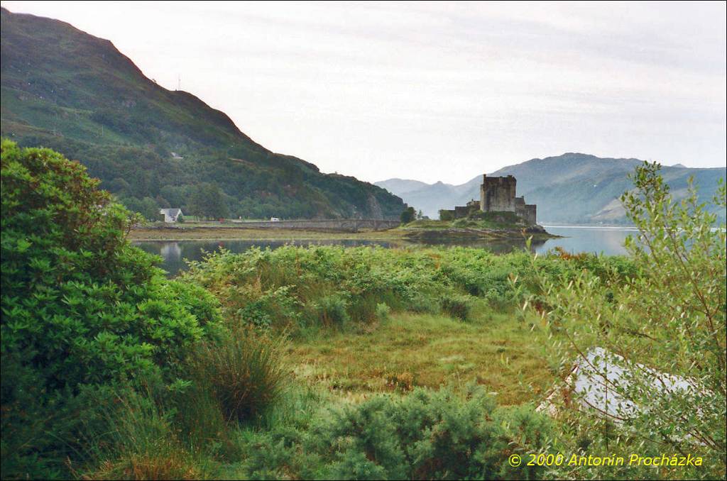 077_GB4_0017ua_gpsu.jpg - 23.8.2000 - Spojené království - Skotsko. Eilean Donan Castel - nejfotografovanější hrad ve Skotsku. Je tam jen několik místností. V 18. stol. byl zničen a ve 20. století obnoven pro oko turistů.