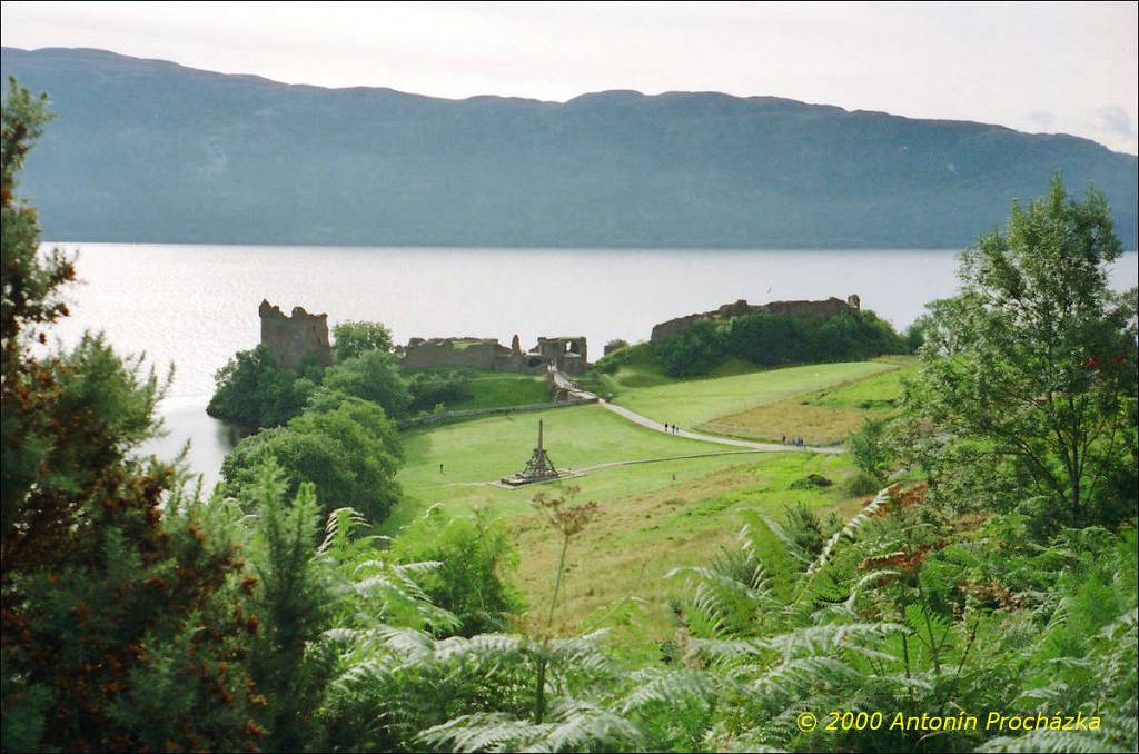 078_GB4_0018ua_gpsu.jpg - 23.8.2000 - Spojené království - Skotsko. Urquhart Castel - zřícenina hradu na skalnatém výběžku do jezera Loch Ness. Prý kdo šel kolem hradu tak ho vyloupil.