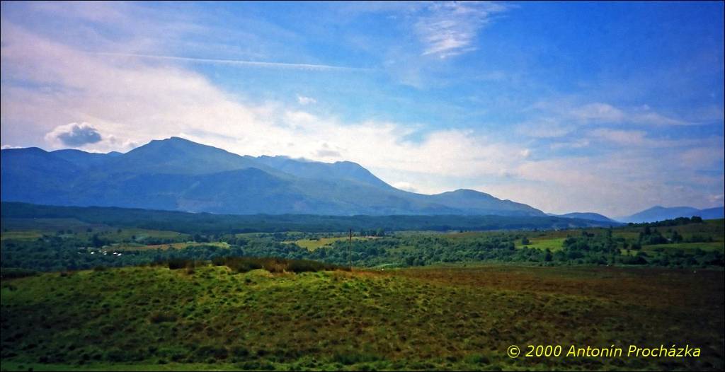 082_GB7_0036ua_gps.jpg - 23.8.2000 - Spojené království - Skotsko. Pohoří Highlands - pohled na nejvyšší horu Velké Británie Ben Nevis (1343 m).