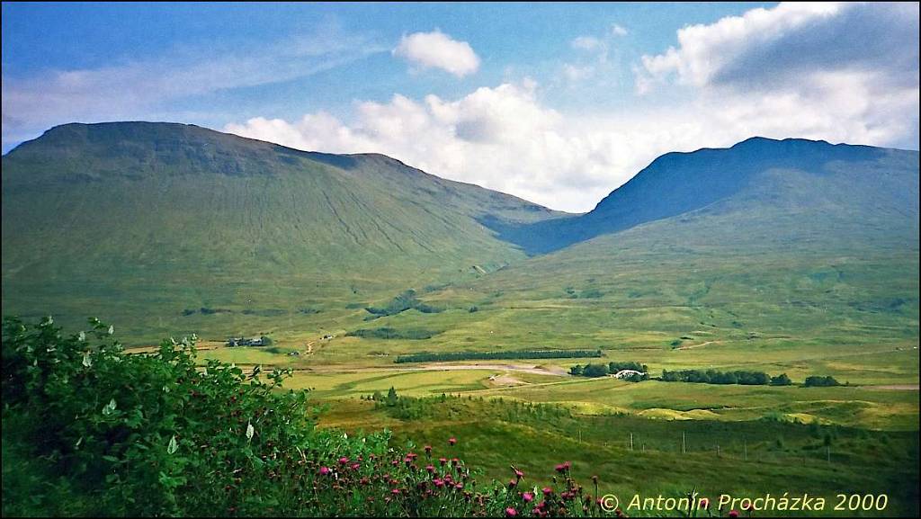 085_GB6_0000w_gps.jpg - 23.8.2000 - Spojené království - Skotsko. Pohoří Grampian Mountains - pohled na údolí smrti GlenCoe. V roce 1692 zde došlo k tragédii. Klan MacDonaldů (40 osob) byl vyvražděn svými hosty, vojenskou jednotkou, kterou tvořil většinou klan Campbellů.