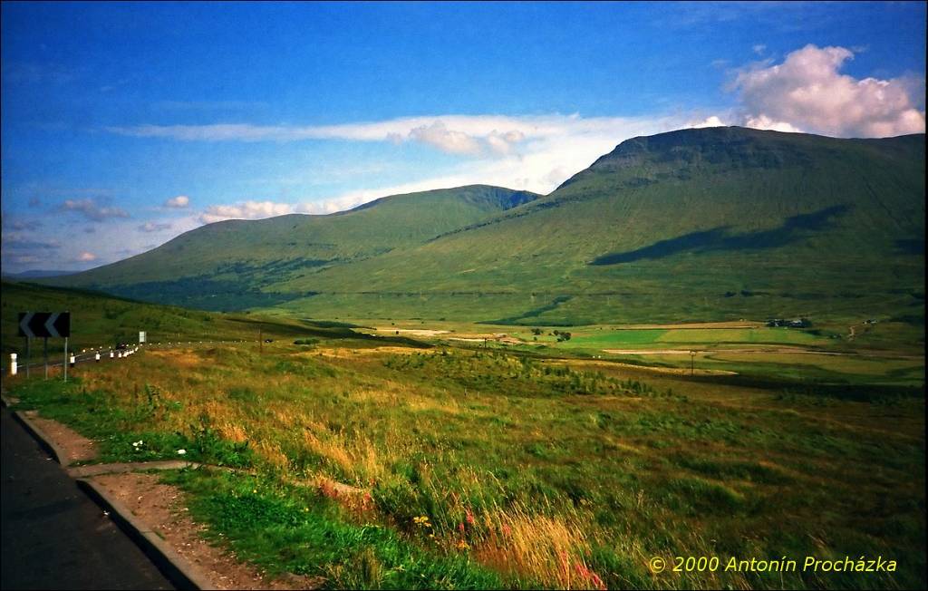 086_GB6_0001u_gps.jpg - 23.8.2000 - Spojené království - Skotsko. Pohoří Grampian Mountains - pohled na údolí smrti Glencoe. V roce 1692 zde došlo k tragédii. Klan MacDonaldů (40 osob) byl vyvražděn svými hosty, vojenskou jednotkou, kterou tvořil většinou klan Campbellů.