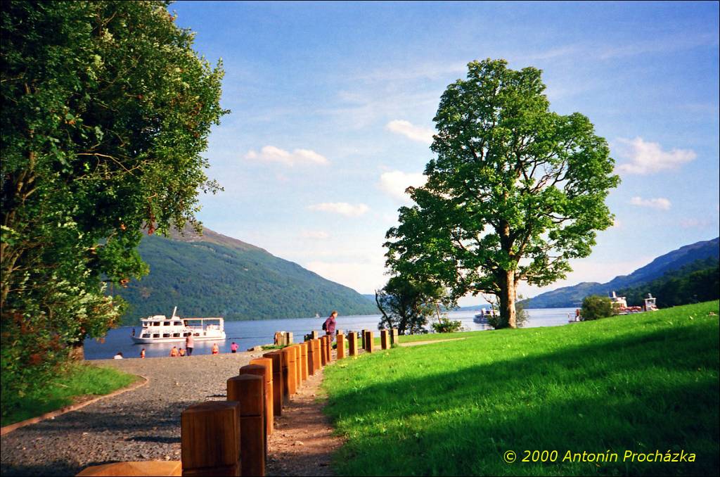 089_GB6_0003u_gps.jpg - 23.8.2000 - Spojené království - Skotsko. Zastávka u Loch Lomond, blízko hotelu Tarbet.