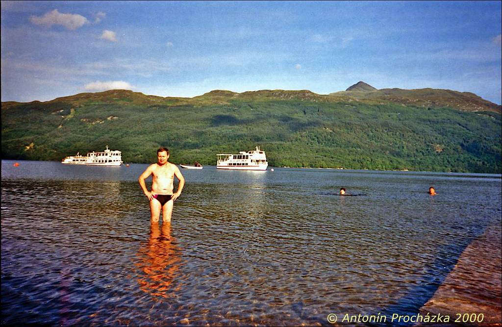 090_GB6_0004w.jpg - 23.8.2000 - Spojené království - Skotsko. Zastávka u Loch Lomond, blízko hotelu Tarbet. Koupel v jezeře byla osvěžující.