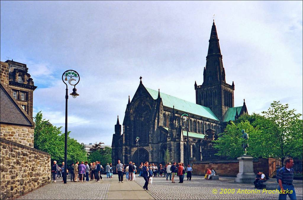 092_GB4_0027u_gpsu.jpg - 24.8.2000 - Spojené království - Skotsko. Glasgow - katedrála sv. Munga je považována za nejkrásnější gotickou stavbu Skotska. Vedle katedrály je hřbitov, kde je pohřbena řada slavných osobností.