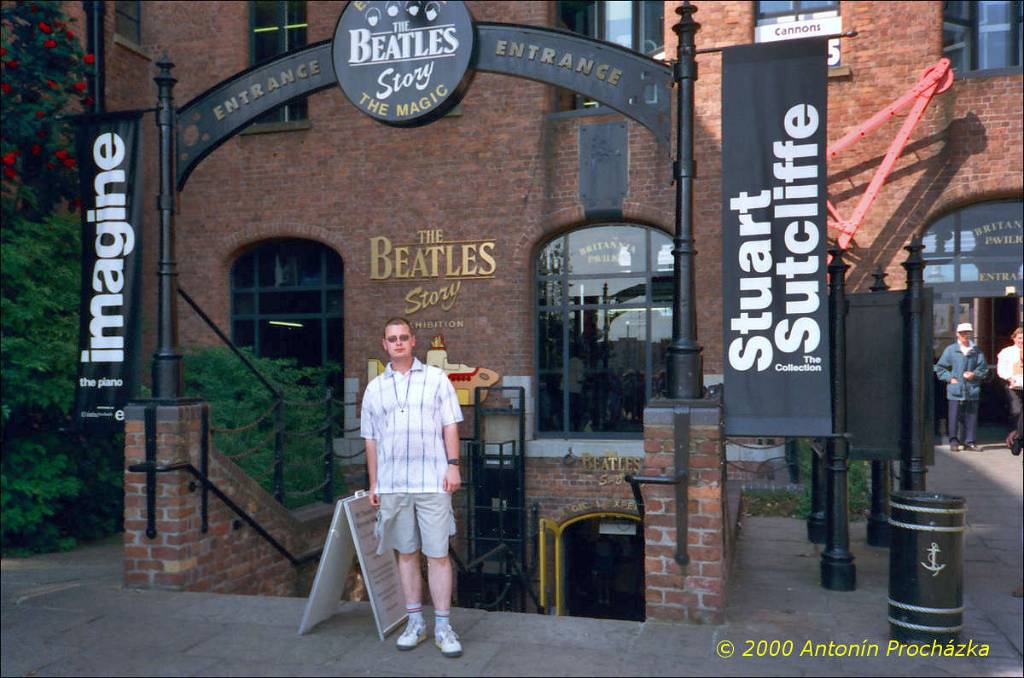 107_GB6_0007u_gpsu.jpg - 25.8.2000 - Spojené království - Anglie. Liverpool - Albert Dock. Navštívili jsme také muzeum Beatles.