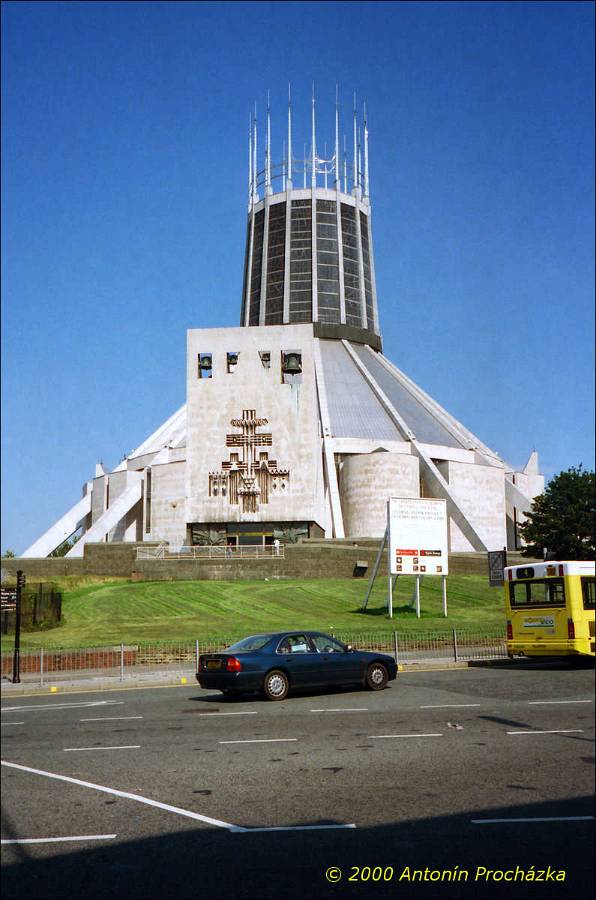 109_GB5_0006u_gpsu.jpg - 25.8.2000 - Spojené království - Anglie. Liverpool. Metropolitní katedrála Krista Krále. Moderní stavba dokončena v r. 1967. Výška 82 m, průměr 61 m. Moderní stavba, kde i vstupní dveře se otvírají na fotobuňku.