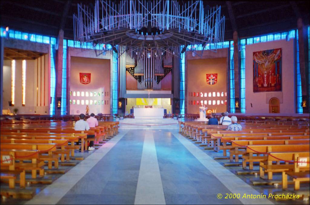 110_GB5_0007u_gpsu.jpg - 25.8.2000 - Spojené království - Anglie. Liverpool. Metropolitní katedrála Krista Krále - oltář je z mramoru ze Skopje z Makedonie.