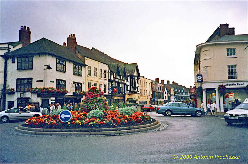 118_GB6_0010w.jpg - 26.8.2000 - Spojené království - Anglie. Stratford nad Avonou. Město je jedním z největších turistických magnetů Británie. Narodil se zde William Shakespeare. Hrob W. Shakespeara a jeho rodiny je v kostele sv. Trojice - Holy Trinity Churche.