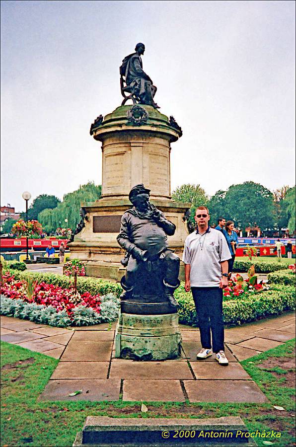120_GB6_0013uu.jpg - 26.8.2000 - Spojené království - Anglie. Stratford nad Avonou. Shakespearovský památník od lorda Ronalda Gowera má po stranách čtyři sochy z jeho her (Hamlet, Falstaff, Lady Macbeth, princ Hal).
