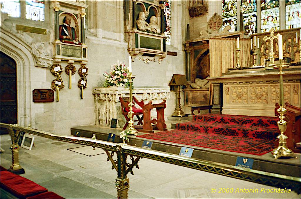 121_GB5_0018u_gpsu.jpg - 26.8.2000 - Spojené království - Anglie. Stratford nad Avonou. V kostele sv. Trojice - Holy Trinity Churche je hrob W. Shakespeara a jeho rodiny.