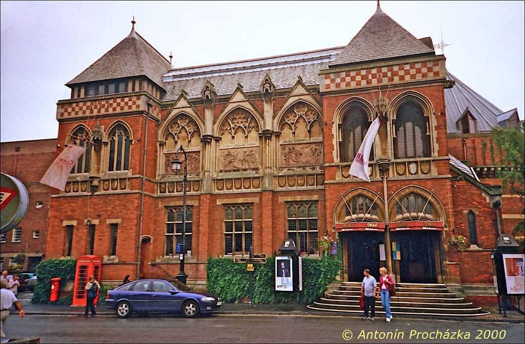 123_GB6_0012w.jpg - 26.8.2000 - Spojené království - Anglie. Stratford nad Avonou. Divadlo Swan Theatre na Waterside. Divadlo, viktoriánsko-gotická budova, bylo otevřeno v roce 1879 představením  Mnoho povyku pro nic. Divadlo Swan je jedním ze tří divadel, která jsou součástí Královské shakespearovské společnosti (známé také jako RSC).