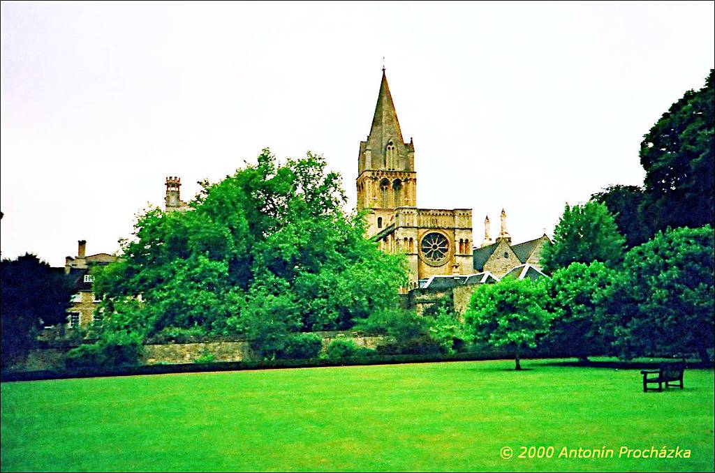 125_GB6_0016uu.jpg - 26.8.2000 - Spojené království - Anglie. Oxford. Nejmenší katedrála ve Velké Británii v Christ Churge College.