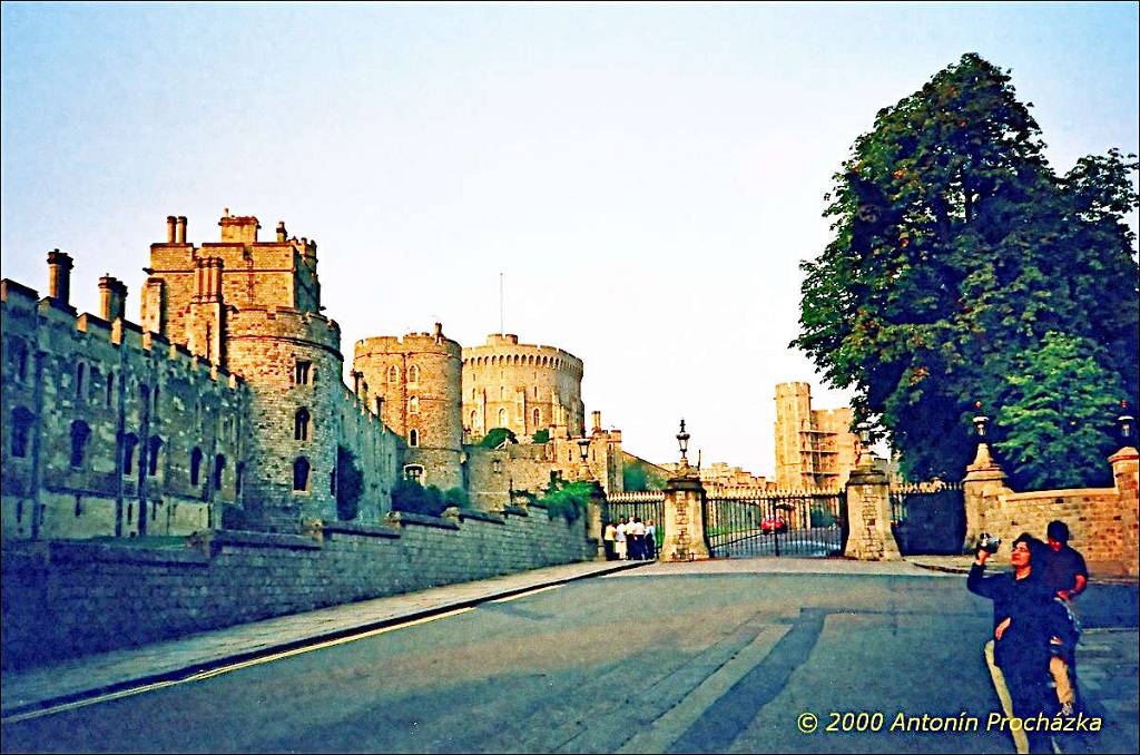 128_GB6_0018u_gpsu.jpg - 26.8.2000 - Spojené království - Anglie. Windsor. Královský zámek. Jsou zde státní a také soukromé místnosti královské rodiny.