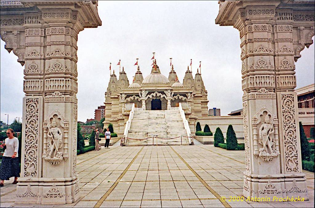 129_GB5_0026u_gpsu.jpg - 27.8.2000 - Spojené království - Anglie. Londýn. Shree Swaminarayan Hindu Mandir - unikátní hinduistický chrám, jediný svého druhu v Evropě.