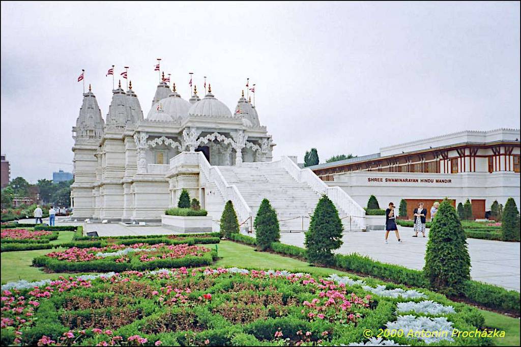 131_GB5_0025u_gpsu.jpg - 27.8.2000 - Spojené království - Anglie. Londýn. Shree Swaminarayan Hindu Mandir - chrám se může pyšnit největším nepodepřeným sálem v Evropě. Má 22600 stop čtverečných.